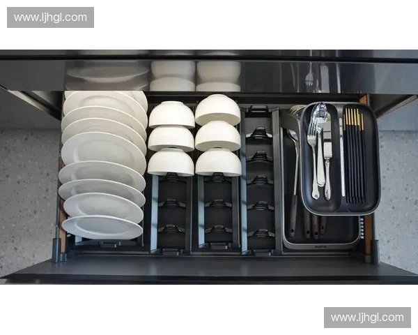 不锈钢橱柜优势尽显耐用环保易清洁打造现代厨房新选择理想空间